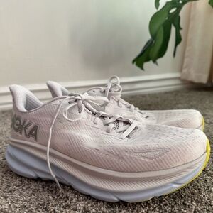 Hoka Clifton 9, Women’s size 11.